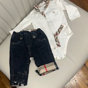 BURBERRY BABY White and Navy Baby Outfit Set